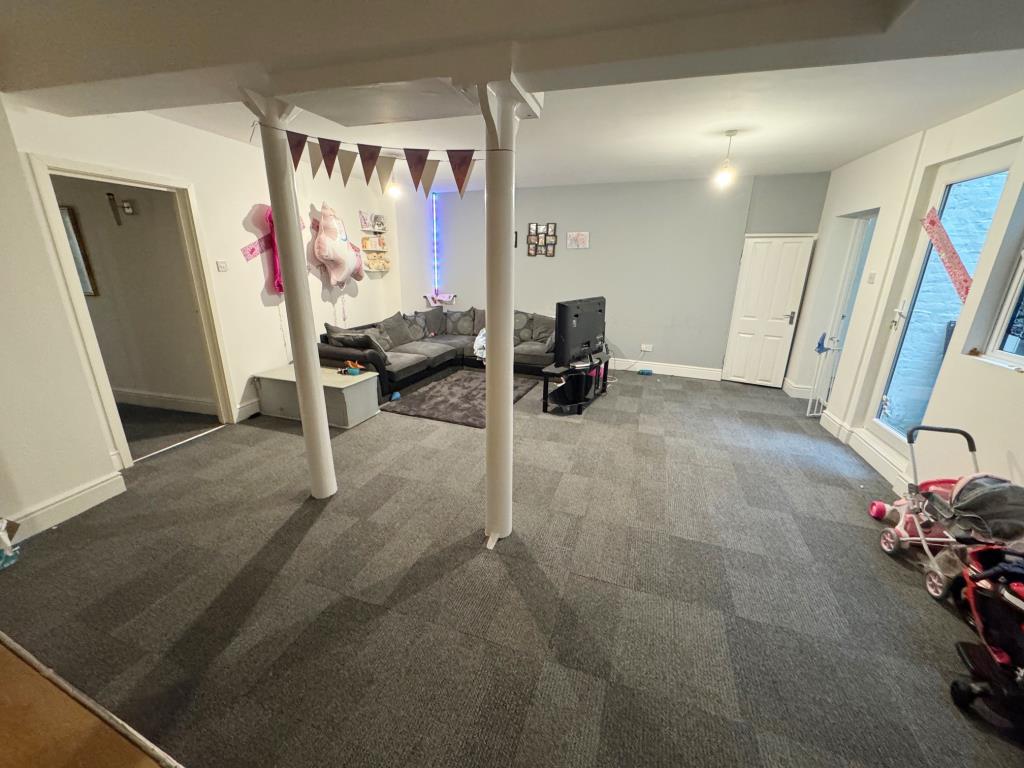 Lot: 101 - FREEHOLD INVESTMENT BLOCK OF THREE APARTMENTS - Flat 2  Living room